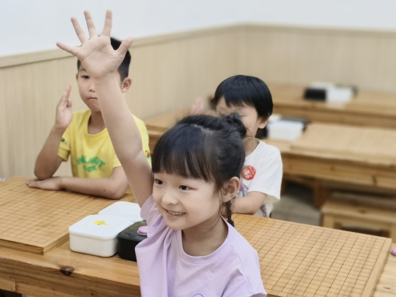 在欢乐的课堂里，孩子们沉浸在愉悦的氛围中，享受着每一次的探索与学习~_副本.jpg