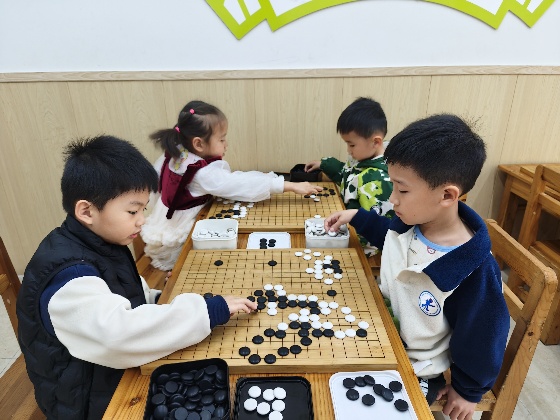 4、小棋手们两两对坐，眼神专注，正在认真的思考每一步落子呢_副本.jpg