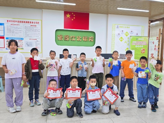 4、在本周，棋院给在上周获得全勤的小棋手颁发了奖状和小礼物_副本.jpg