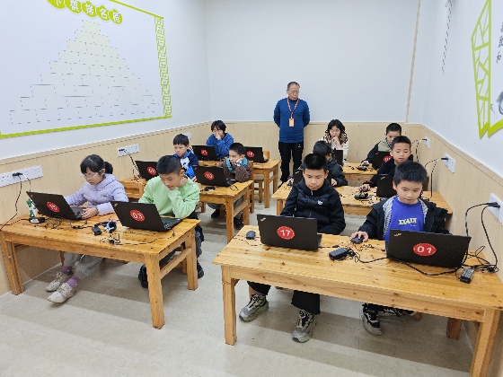 3、在2025春季学期的第三周，我们清源江北棋院新增了我们的多媒体课室_副本.jpg