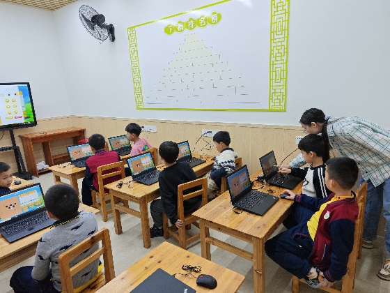 4、也就是从本周开始我们可以使用多媒体课室上课啦，所以我们本周的照片分享选择的也是小棋手们使用多媒体课室上课的一些照片~_副本.jpg