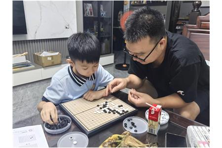 家校共育|和棋宝“弈”起变得更优秀